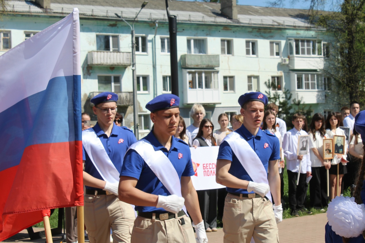 Вынос флага на городском митинге, 7 мая 2026