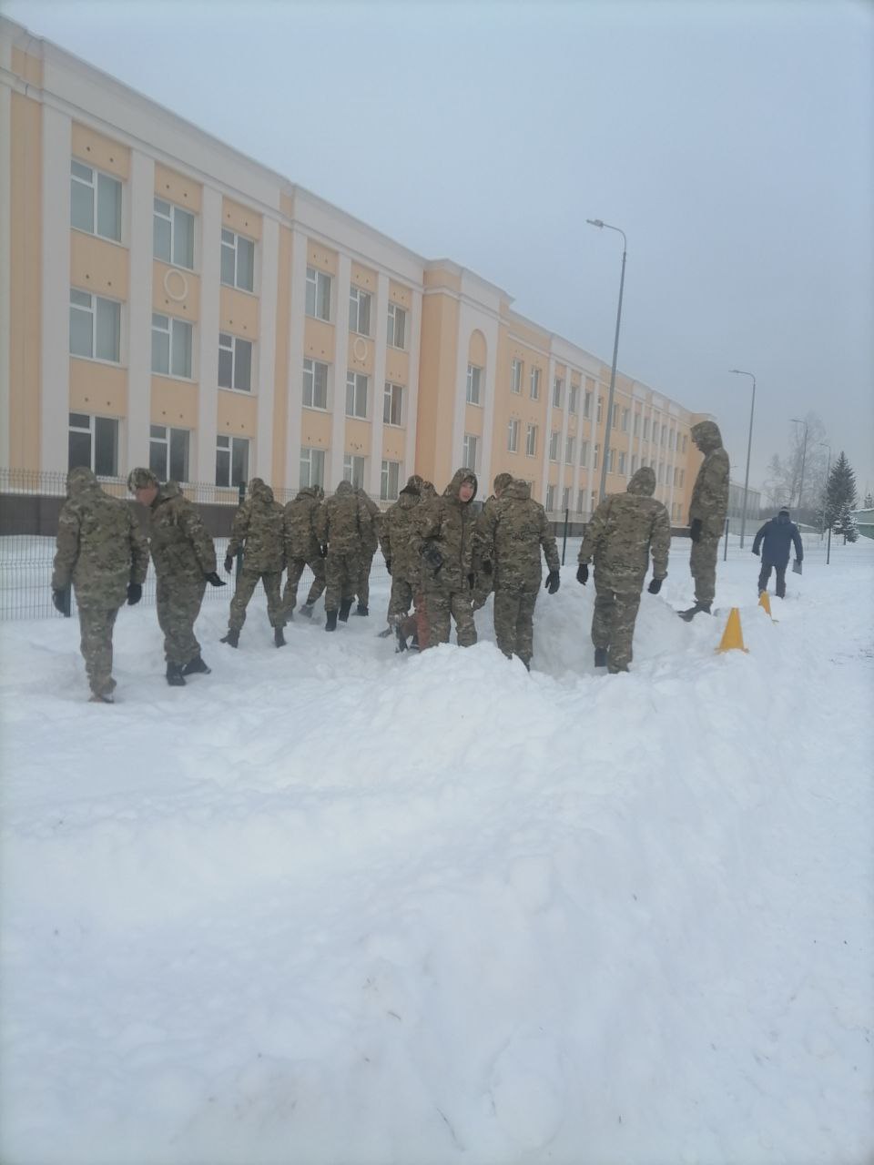 Колонна участников на снегу, учебные сборы, декабрь 2023