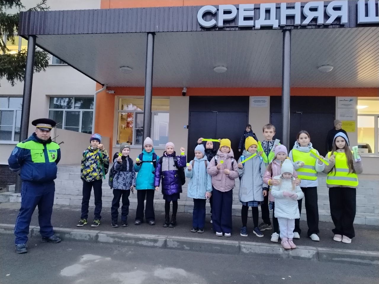 Инспектор ГАИ и юные инспекторы с учениками младших классов, октябрь 2025